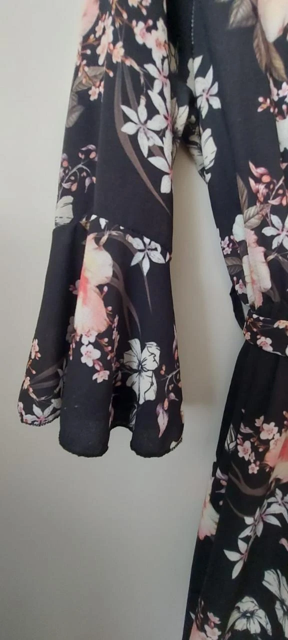 Vestido negro de flores con volantes y mangas trompeta, talla 40 – photo 3
